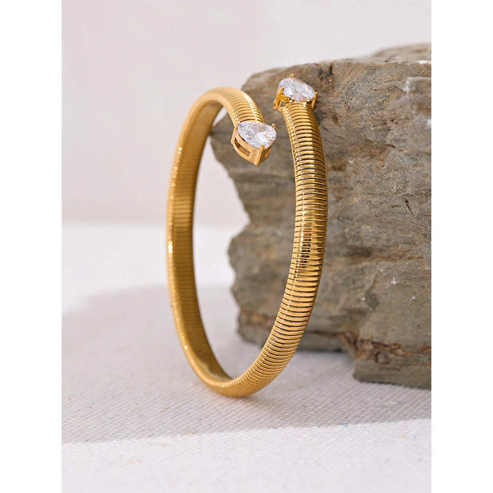 Bracelete Espiral Com Pingente de Coração em Zircônia - Banho Ouro 18k