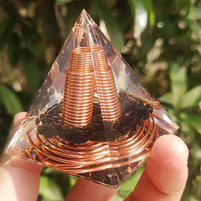 Pirâmide Orgonite com Obsidiana Negra e Espiral de Cobre