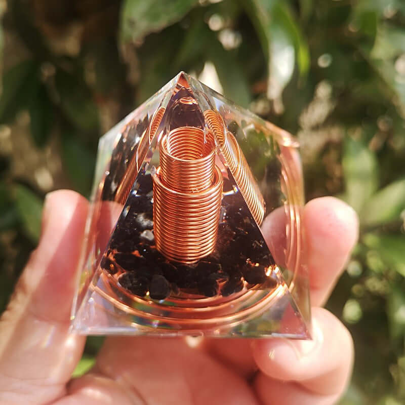 Pirâmide Orgonite com Obsidiana Negra e Espiral de Cobre