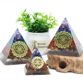 Pirâmide Orgonite 7 Chakras com Pedras Naturais