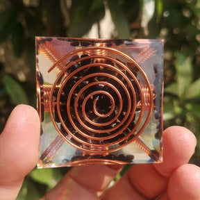 Pirâmide Orgonite com Obsidiana Negra e Espiral de Cobre