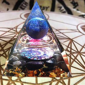 Pirâmide orgonite de lápis lazúli e obsidiana negra mandala azul